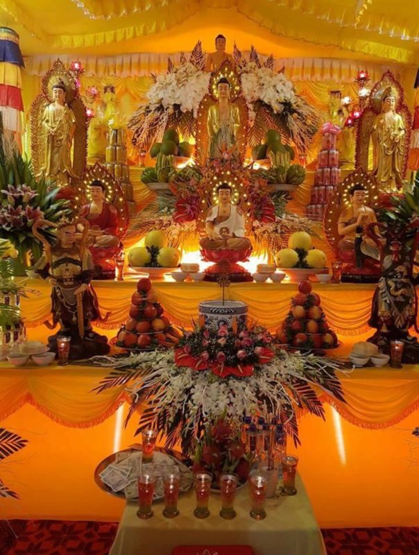 Lập bàn thờ phật