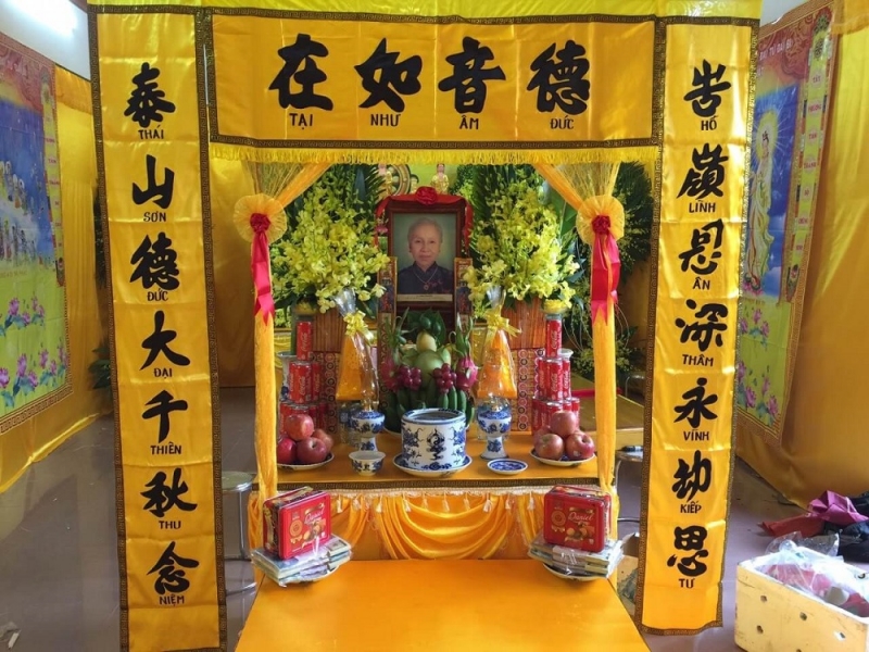 Trang trí bàn thờ tang lễ chỉnh chu