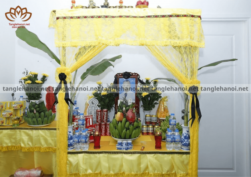 Hoa cắm bàn thờ người mới mất