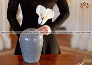 Có nên đưa tro cốt của người thân về nhà để thờ hay không