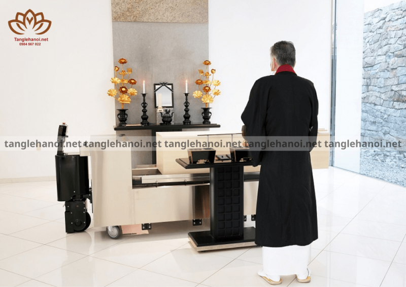 Cắm hoa trên bàn thờ người mới mất như thế nào