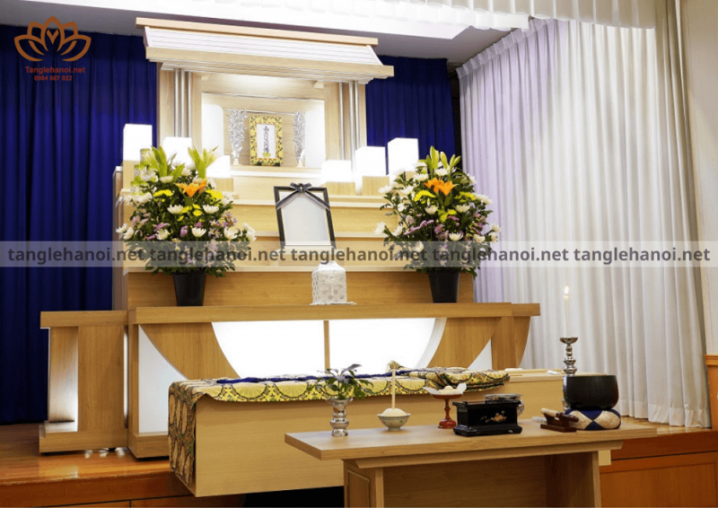 Nên cắm hoa gì trên bàn thờ người mới mất