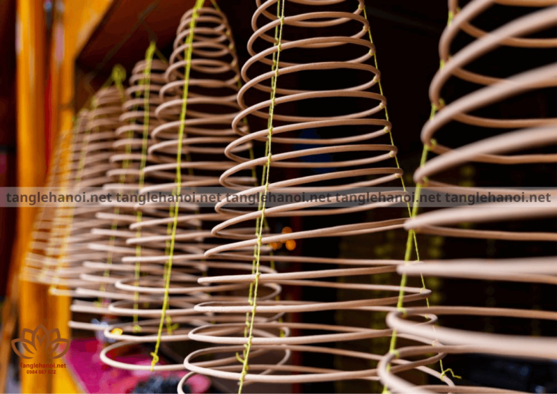 Thắp hương vòng cho người mới mất