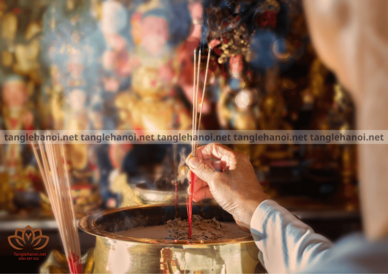 Trang phục thắp hương rất quan trọng