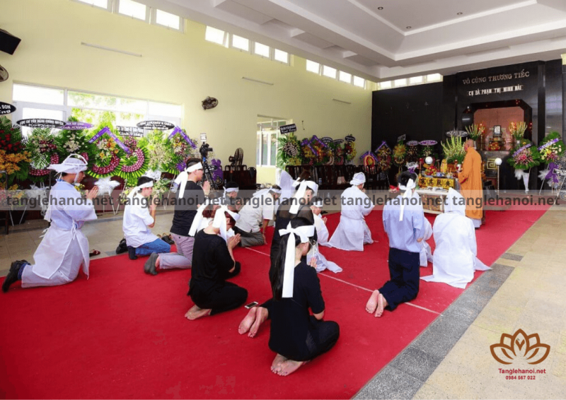 Ai phải đeo khăn tang khi người thân trong gia đình mất