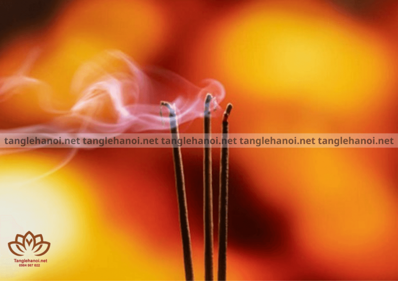 Lưu ý thứ tự thắp hương trong gia đình